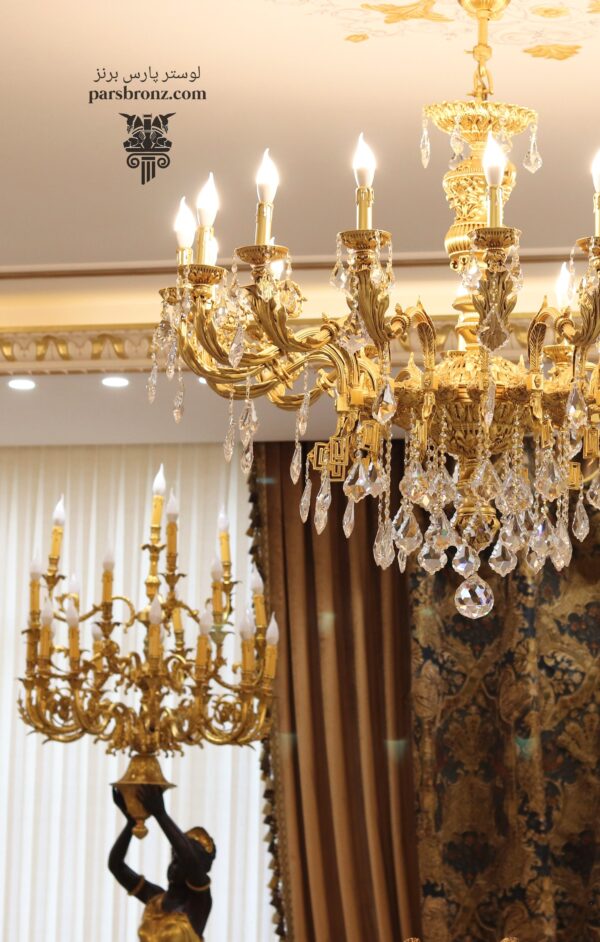 لوستر سقفی آویز برنزی شمعدان ایستاده کنار سالنی لوکس شیک جدید پذیرایی دکوراسیون داخلی منزل برنز برنجی